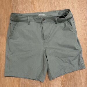 32 degrees 7 inch golf shorts, green/teal color sz L